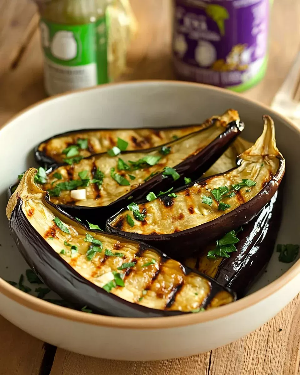 Aubergines Grillées à l’Ail, Ciboulette et Persil : Découvrez cette recette savoureuse !