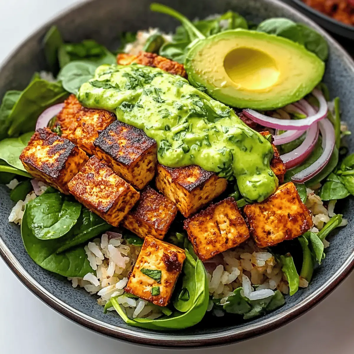 Salade de riz croustillant avec tofu succulent