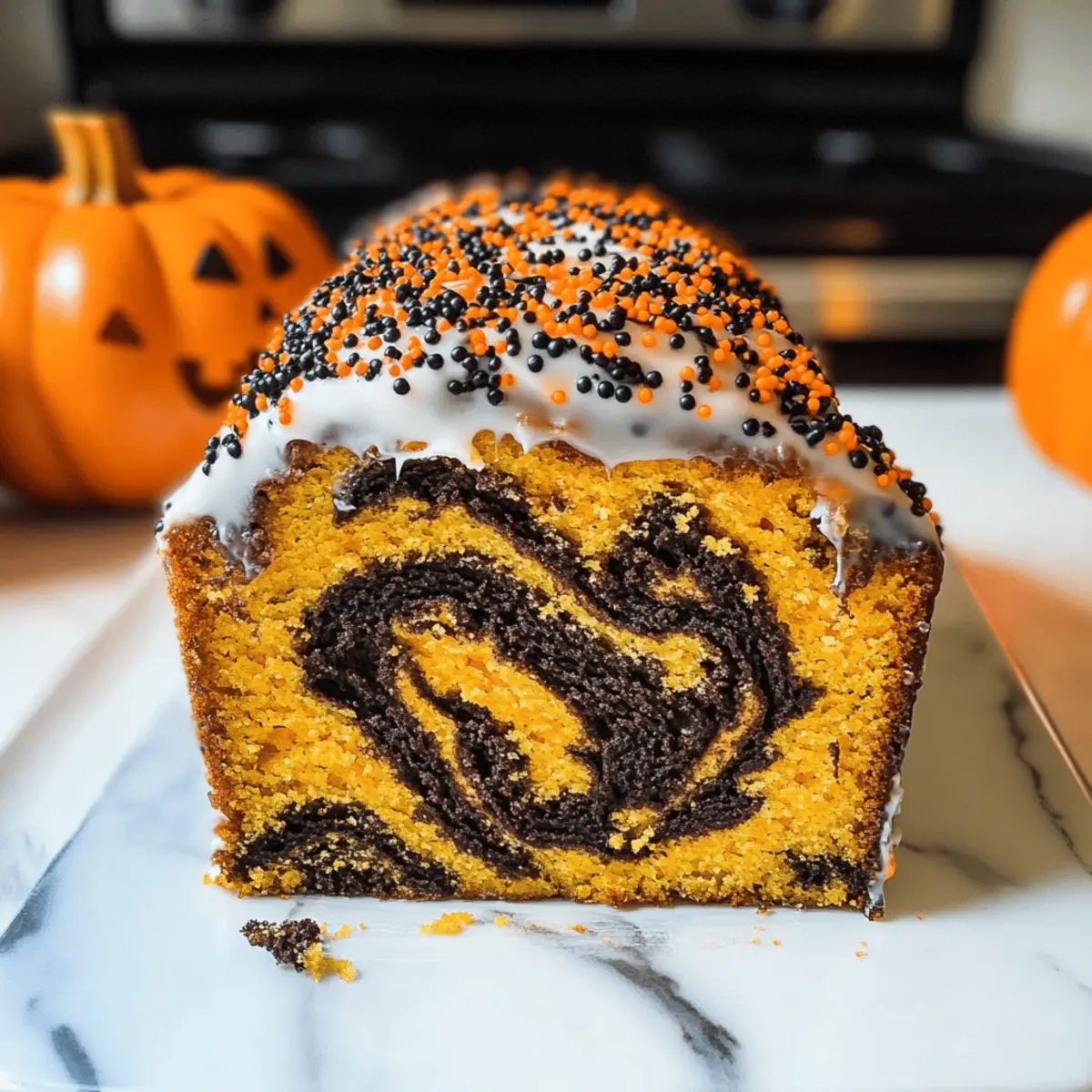 Gâteau marbré d'Halloween orange et noir irrésistible