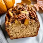 Pain à la citrouille et aux pommes avec de la cannelle et des pacanes