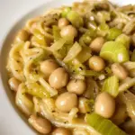 Sauce de pâtes au miso avec des haricots cannellini et des poireaux